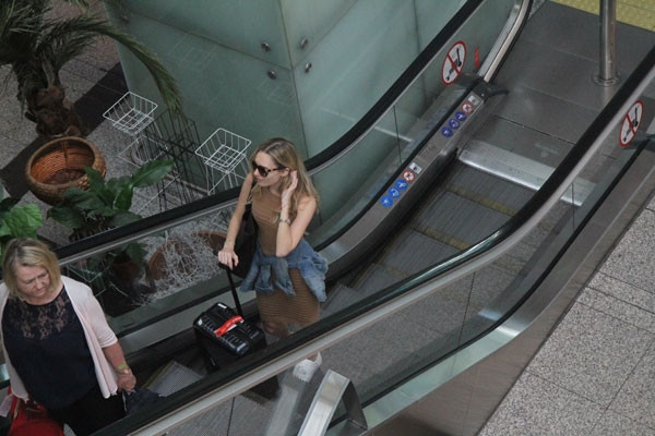 Ünlü şarkıcı güzel turistti yalnız bırakmadı - Sayfa 6