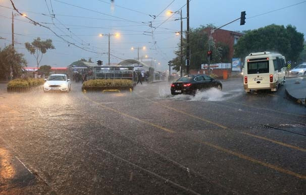 Sağanak yağmur İstanbul'u felç etti! İşte şok görüntüler... - Sayfa 15
