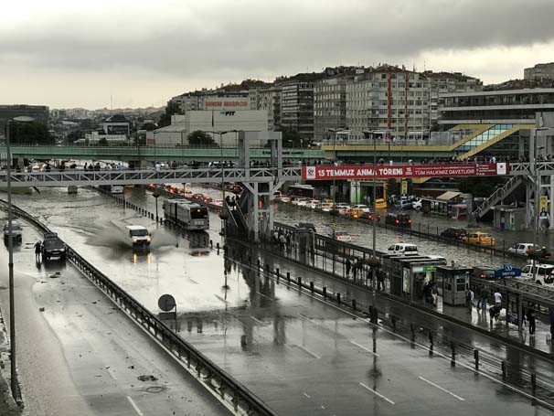 Sağanak yağmur İstanbul'u felç etti! İşte şok görüntüler... - Sayfa 16