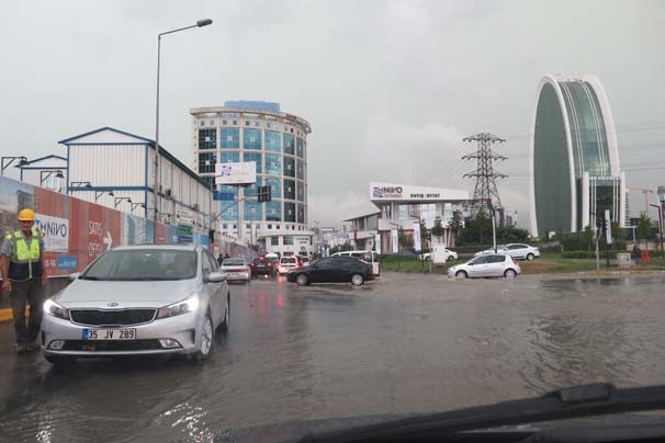 Sağanak yağmur İstanbul'u felç etti! İşte şok görüntüler... - Sayfa 32