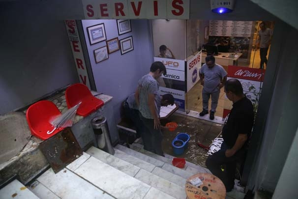 Sağanak yağmur İstanbul'u felç etti! İşte şok görüntüler... - Sayfa 18