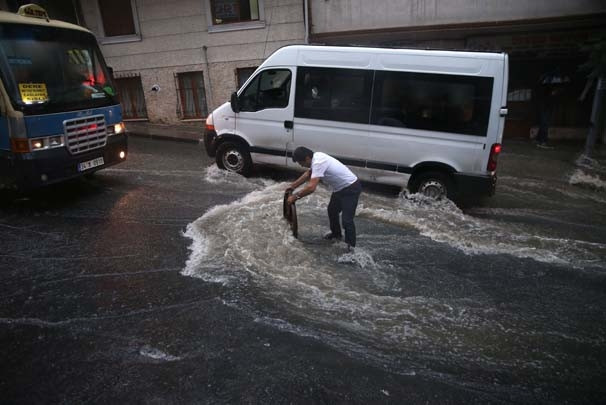 Sağanak yağmur İstanbul'u felç etti! İşte şok görüntüler... - Sayfa 28