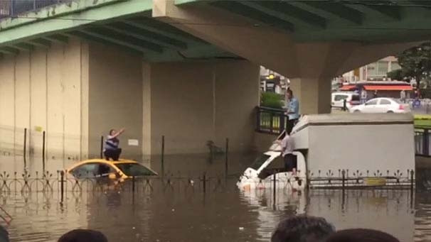 Sağanak yağmur İstanbul'u felç etti! İşte şok görüntüler... - Sayfa 20