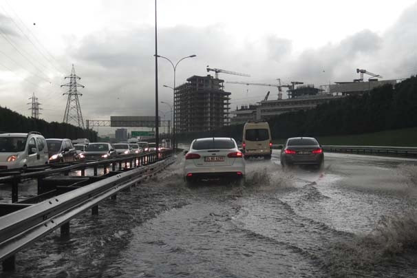 Sağanak yağmur İstanbul'u felç etti! İşte şok görüntüler... - Sayfa 9