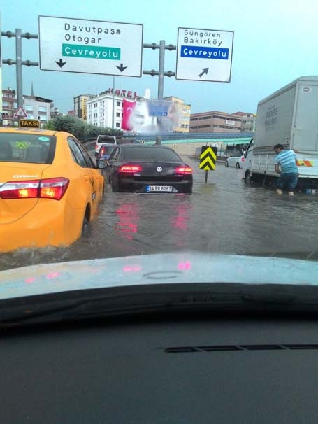 Sağanak yağmur İstanbul'u felç etti! İşte şok görüntüler... - Sayfa 30