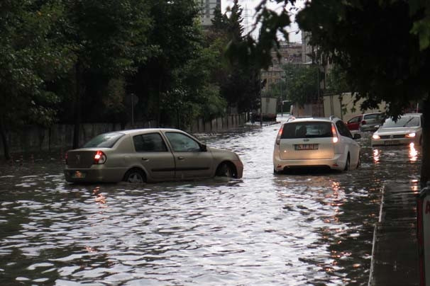 Sağanak yağmur İstanbul'u felç etti! İşte şok görüntüler... - Sayfa 10