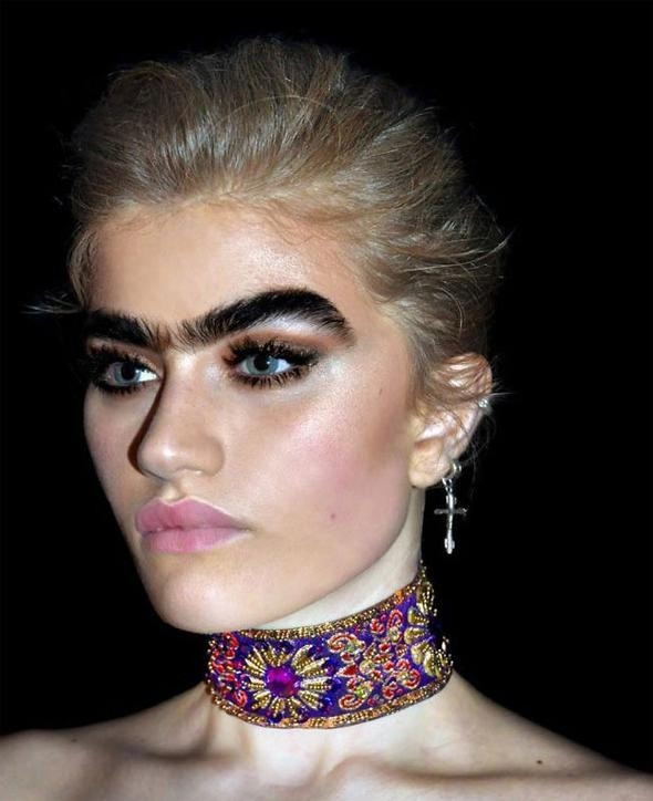 Kaşları için Frida Kahlo'yu örnek alıyormuş! - Sayfa 14