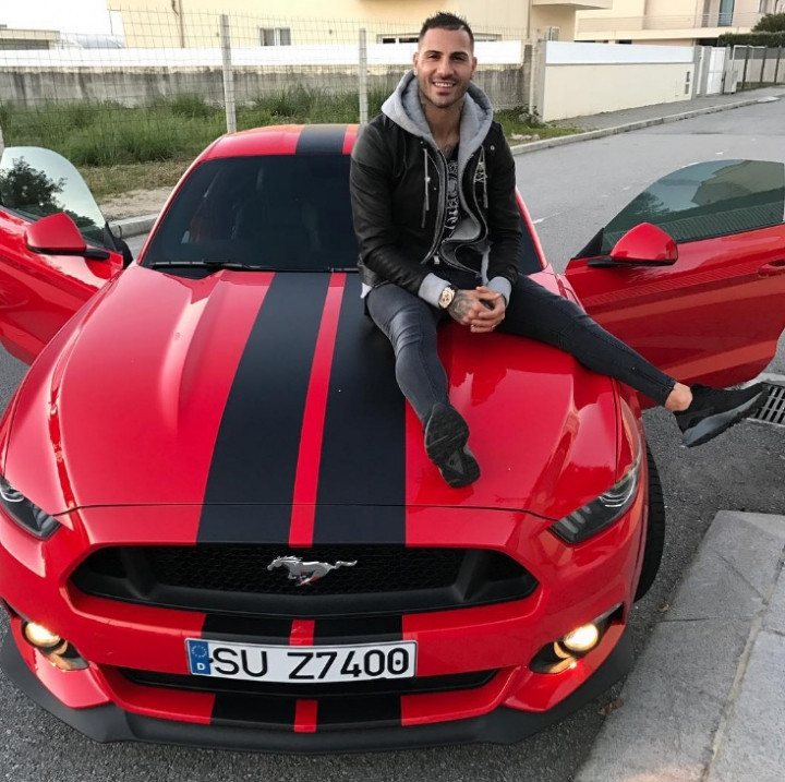 Yerli ve yabancı yıldız isimlerin lüks otomobilleri! - Sayfa 52