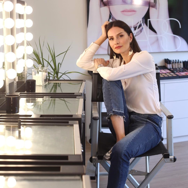 Yasemin Özilhan'ın tasarım koleksiyonuna ünlüler akın etti! - Sayfa 19