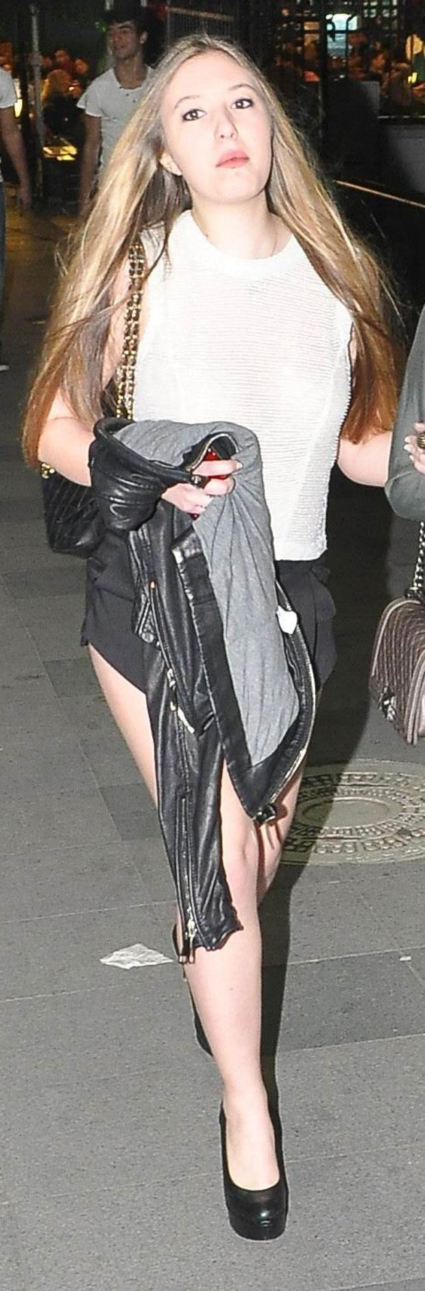 Nergis Kumbasar'dan, kızı Yasmin Erbil'in cesur pozlarına şaşırtan yaklaşım! - Sayfa 16