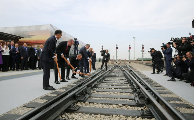 Bakü-Tiflis-Kars Demiryolu Hattı görkemli bir törenle açıldı! - Sayfa 12
