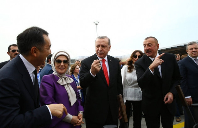 Bakü-Tiflis-Kars Demiryolu Hattı görkemli bir törenle açıldı! - Sayfa 20