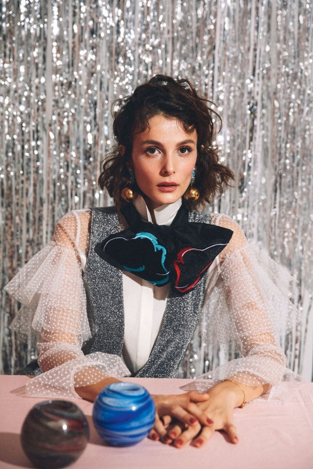 Büşra Develi oyunculukta yaşadığı iniş ve çıkışları Miss Vogue Türkiye'ye anlattı! - Sayfa 24