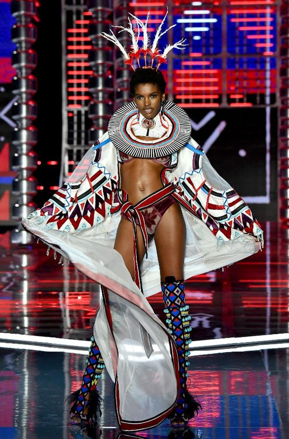 Victoria Secret'ın muhteşem defilesinde yere kapaklandı! - Sayfa 12