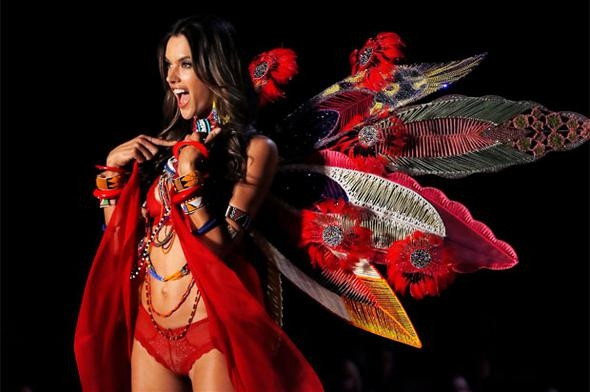 Victoria Secret'ın muhteşem defilesinde yere kapaklandı! - Sayfa 51