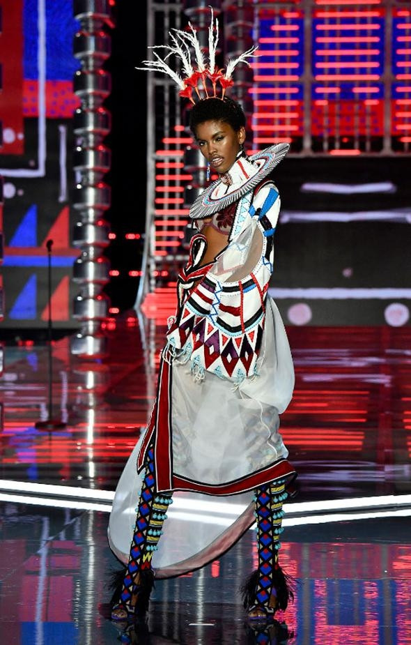 Victoria Secret'ın muhteşem defilesinde yere kapaklandı! - Sayfa 37