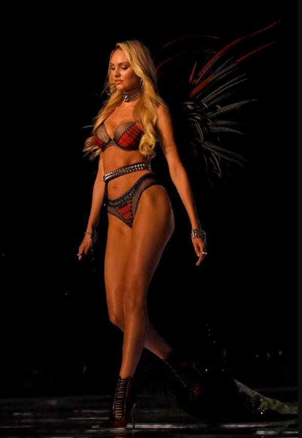 Victoria Secret'ın muhteşem defilesinde yere kapaklandı! - Sayfa 46