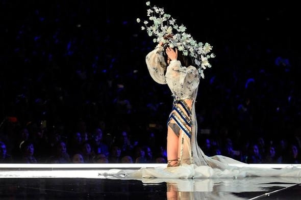 Victoria Secret'ın muhteşem defilesinde yere kapaklandı! - Sayfa 62