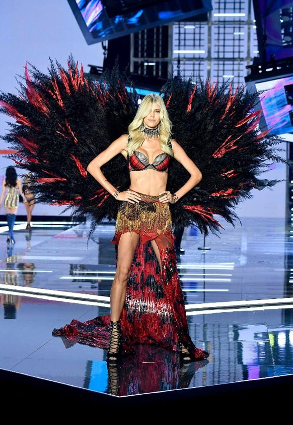 Victoria Secret'ın muhteşem defilesinde yere kapaklandı! - Sayfa 11