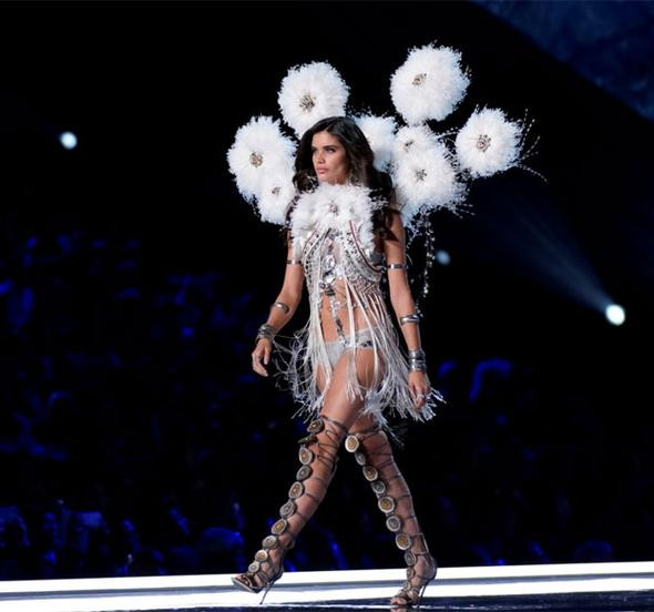 Victoria Secret'ın muhteşem defilesinde yere kapaklandı! - Sayfa 58