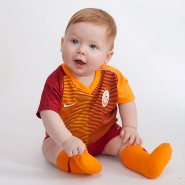 Didem Uzel'in oğlu tatlılığıyla Instagram fenomeni oldu! - Sayfa 6