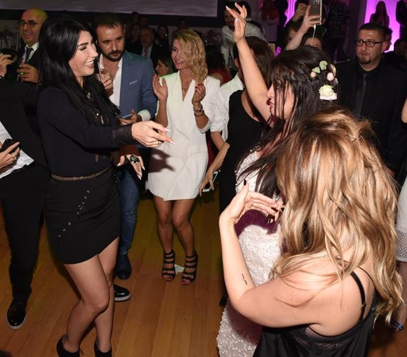 Sanat camiası bu düğünle bir araya geldi! - Sayfa 14