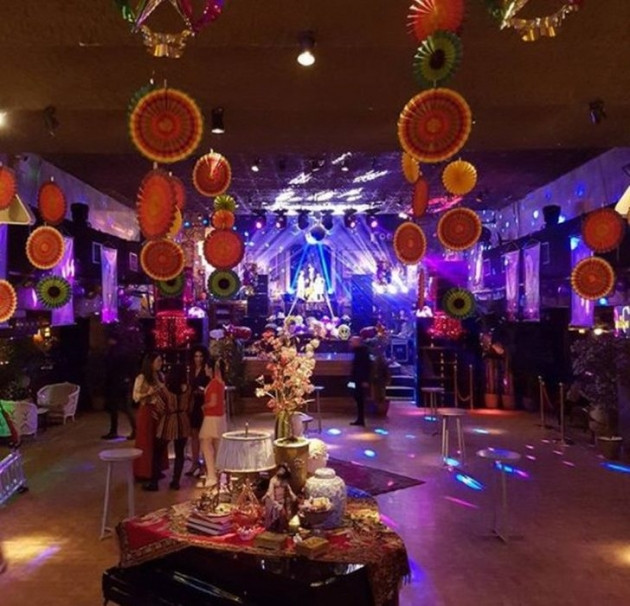 Cem Yılmaz hem sevgilisi hem de eski eşiyle geçmişe gitti! - Sayfa 19