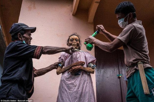 Bu kabilede ölüler mezarlarından çıkarılıp gezdiriliyor! - Sayfa 20