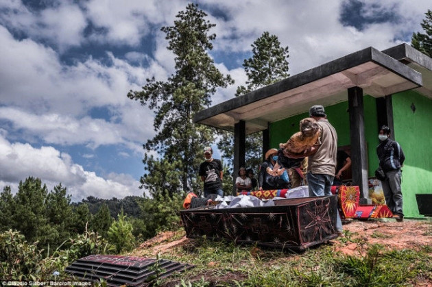 Bu kabilede ölüler mezarlarından çıkarılıp gezdiriliyor! - Sayfa 19