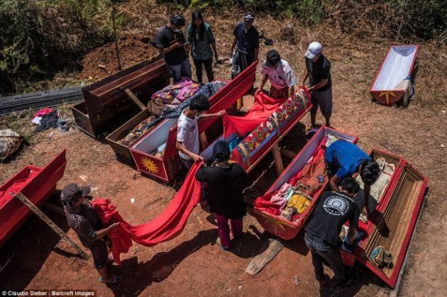 Bu kabilede ölüler mezarlarından çıkarılıp gezdiriliyor! - Sayfa 10
