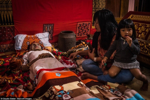 Bu kabilede ölüler mezarlarından çıkarılıp gezdiriliyor! - Sayfa 13